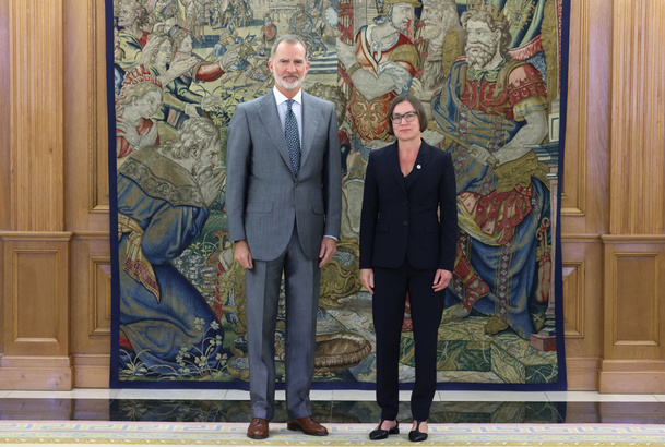Su Majestad el Rey acompañado de la presidenta del Comité Internacional de la Cruz Roja (CICR), Mirjana Spoljaric Egger
